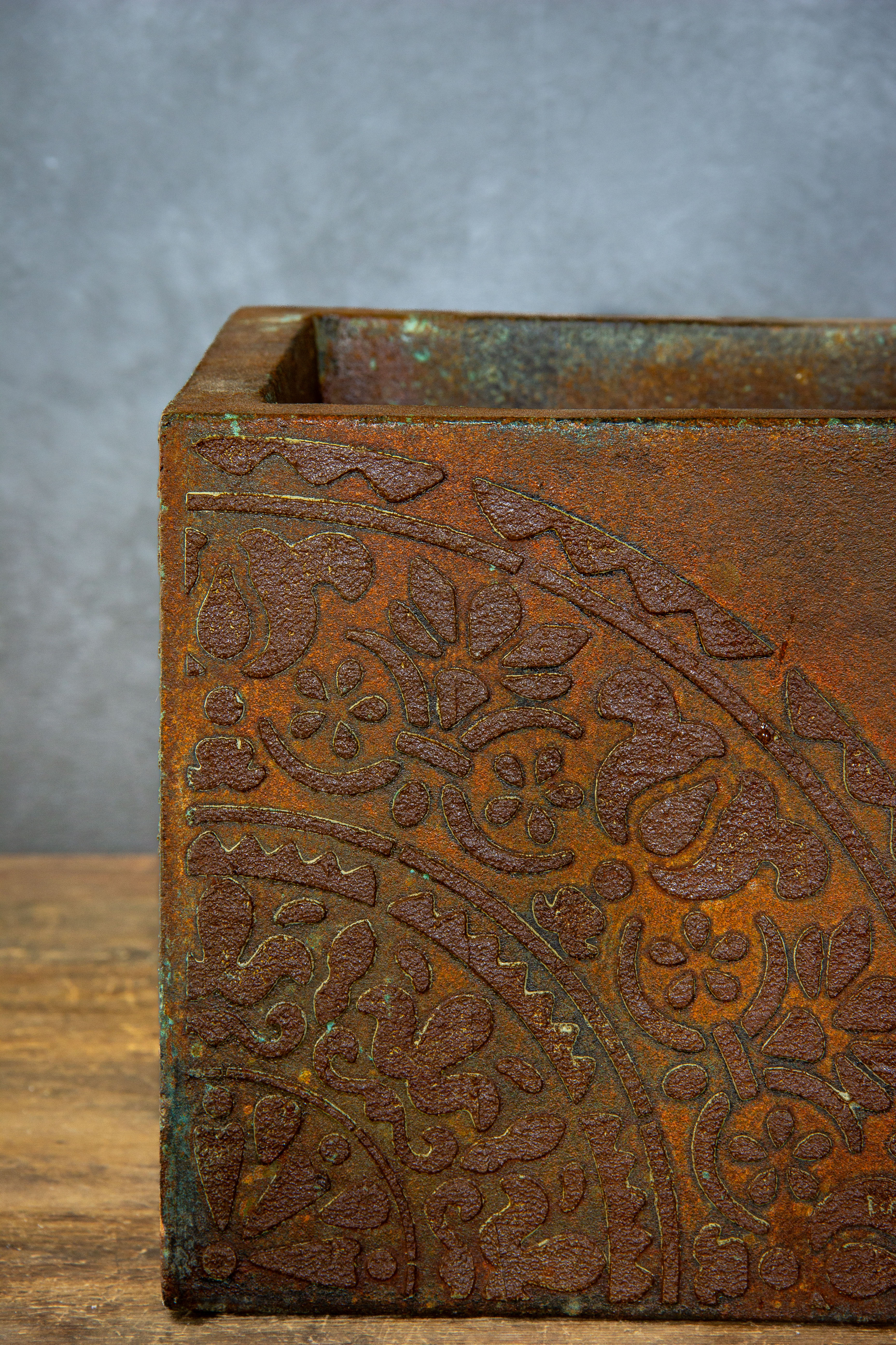 Osłonka z florystycznym ornamentem, efekt kortenu z patyną, ręcznie wykonana i malowana z fakturą 3D